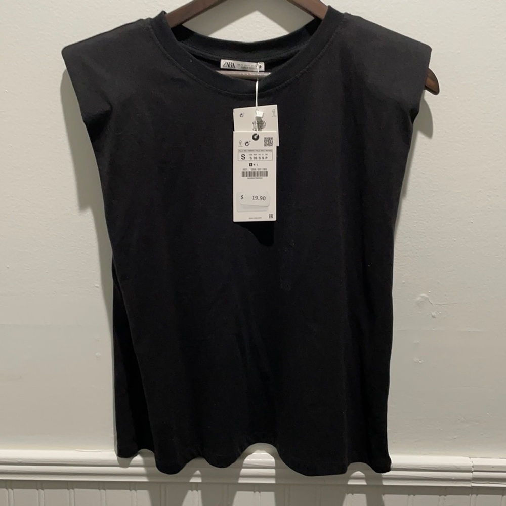 Zara shoulder pad tshirt size S. Black.
